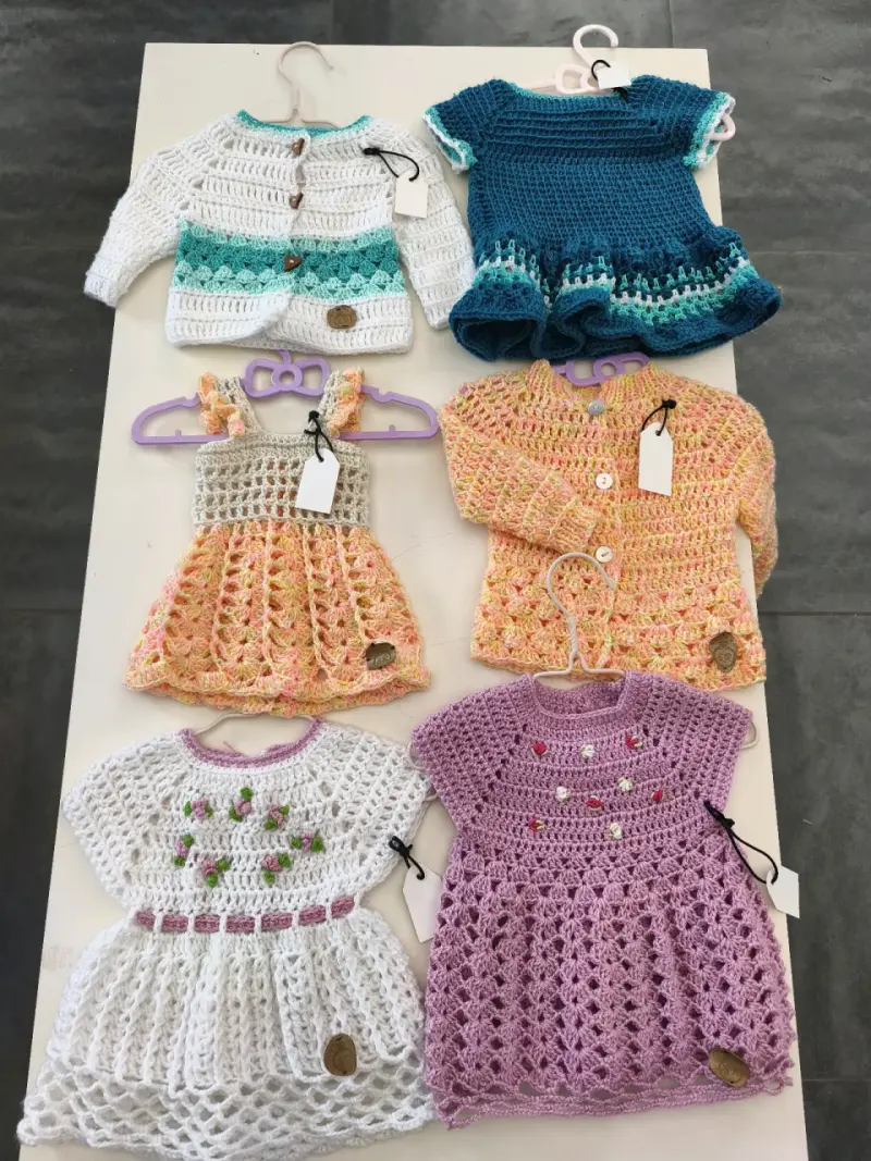 Conjunto de ropa tejida para bebé en varios colores - 3