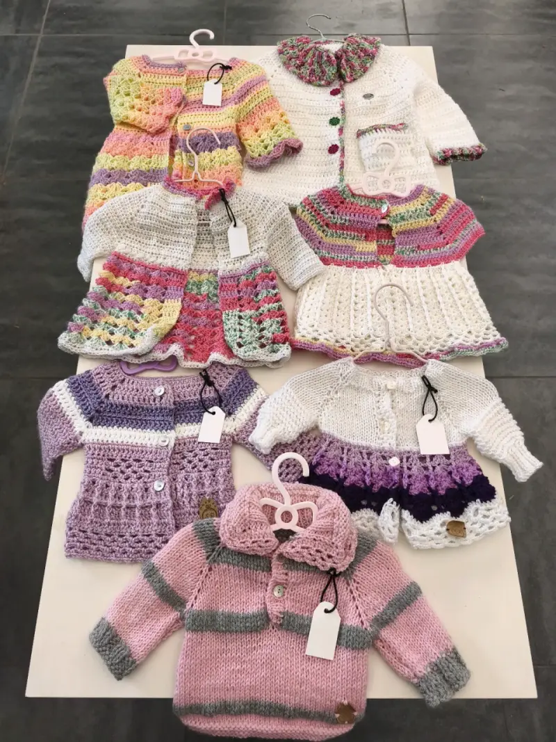 Conjunto de ropa tejida para bebé en varios colores - 4