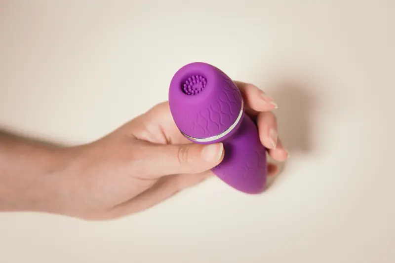 Melody “G” CHISA – Vibrador Succionador Recargable - 4
