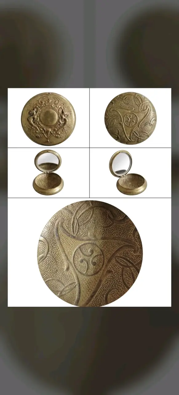 Espejo compacto vintage de bronce con grabados