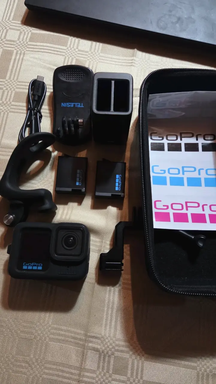 Cámara GoPro 13 Black con accesorios y baterías