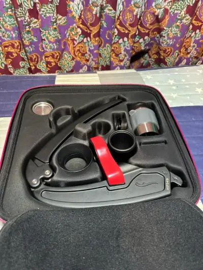 Cafetera manual Flair Espresso con estuche - miniatura 1