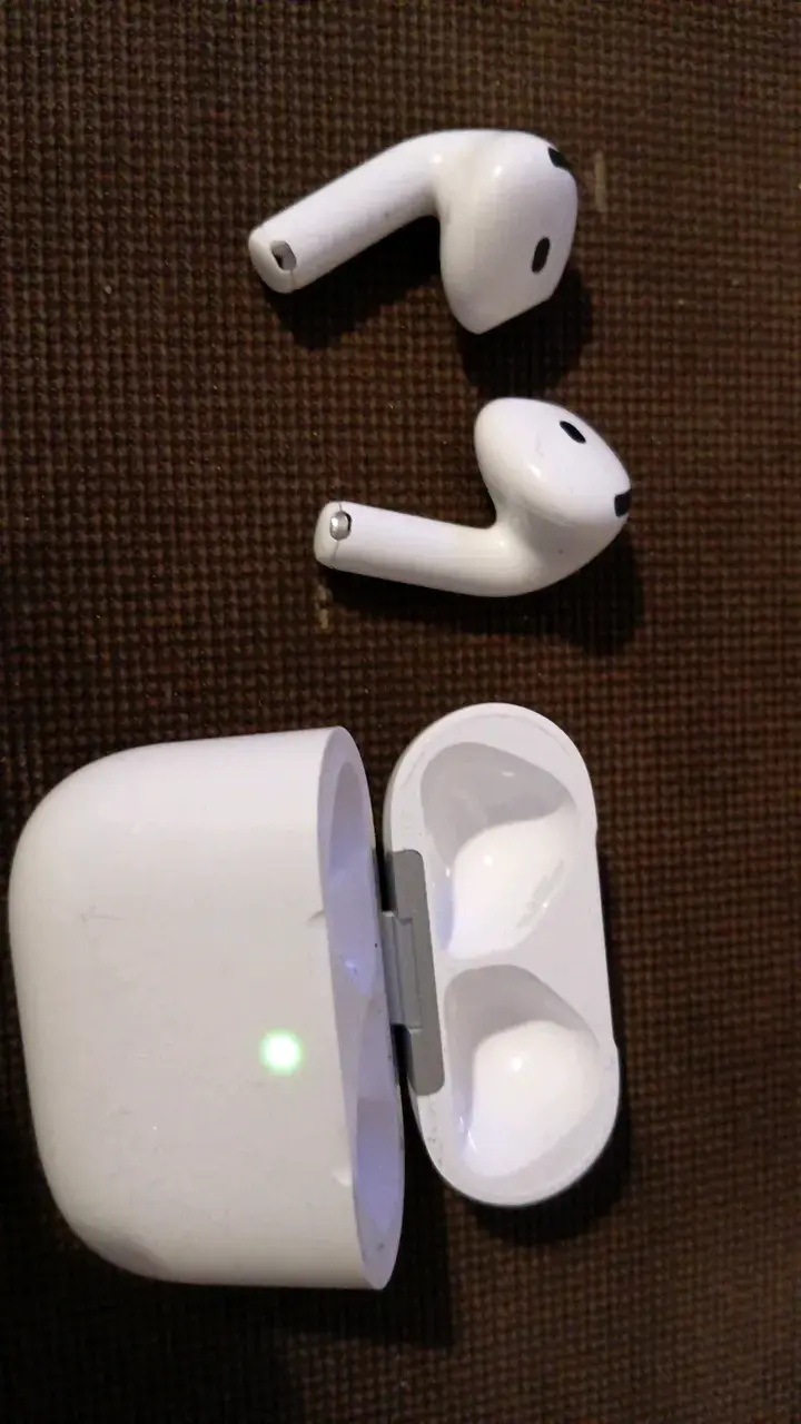 Airpods 4 ORIGINALES con estuche de carg - 1