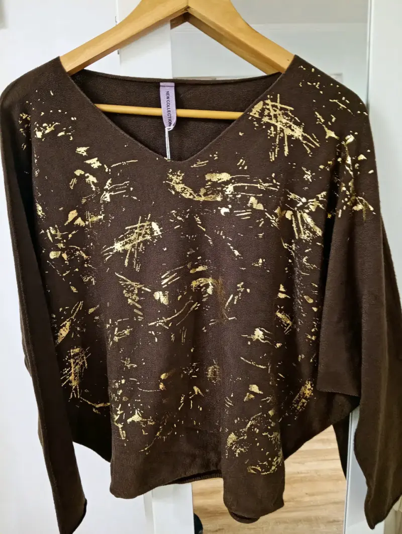 Suéter marrón con diseño dorado