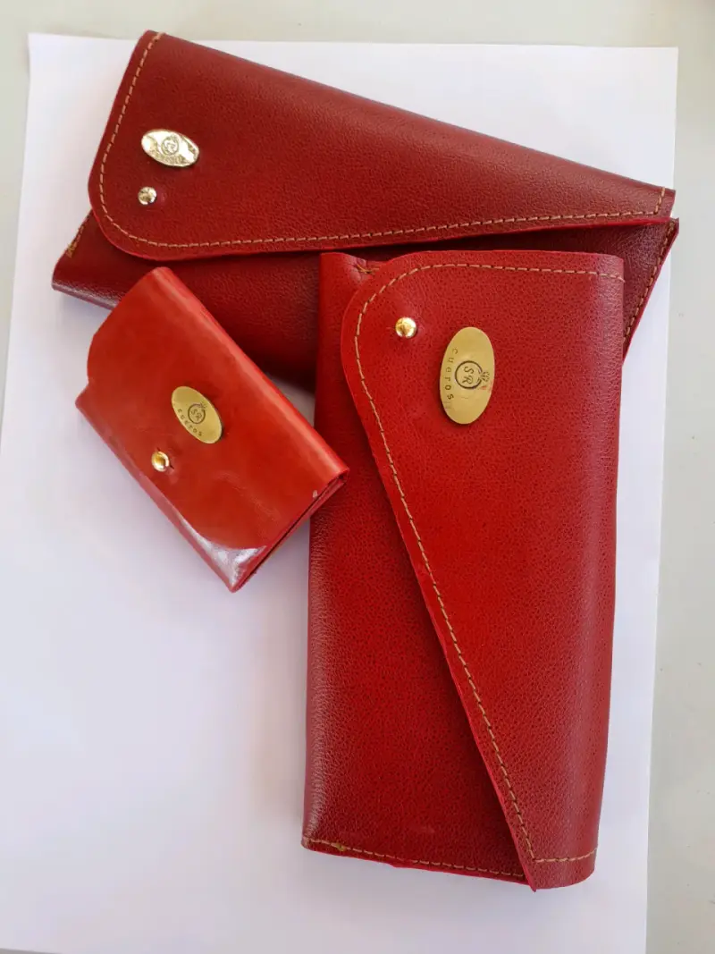 Bolso de cuero rojo y negro con monederos - 3