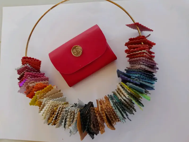 Bolso de cuero rojo y negro con monederos - 6