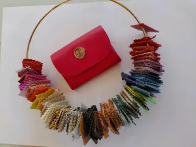 Bolso de cuero rojo y negro con monederos - miniatura 6