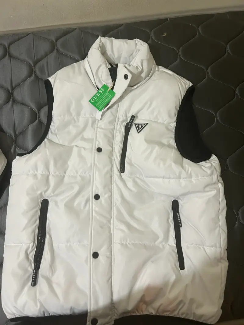 Chaleco acolchado blanco Guess con capucha - 1