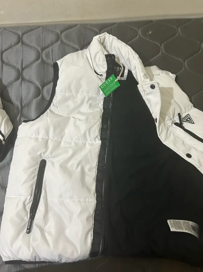 Chaleco acolchado blanco Guess con capucha - 2