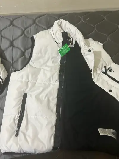 Chaleco acolchado blanco Guess con capucha - miniatura 2