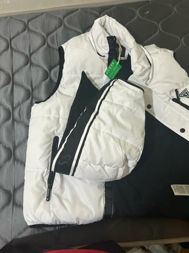 Chaleco acolchado blanco Guess con capucha - 3