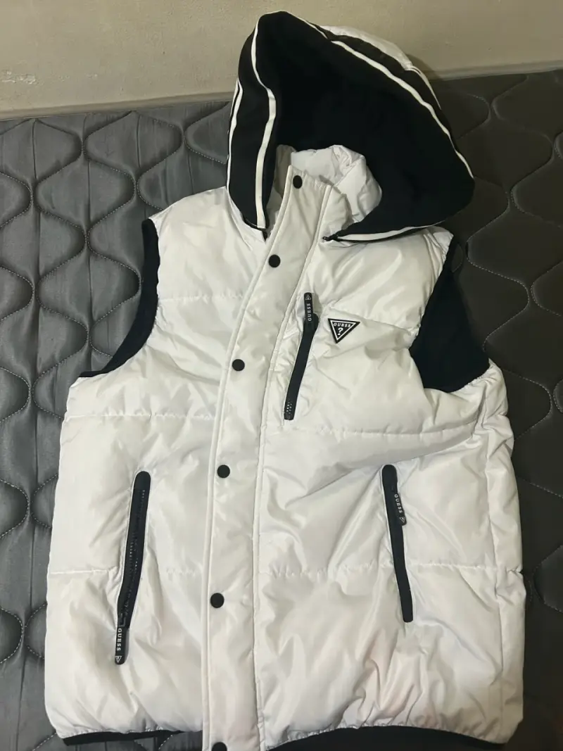 Chaleco acolchado blanco Guess con capucha - 4