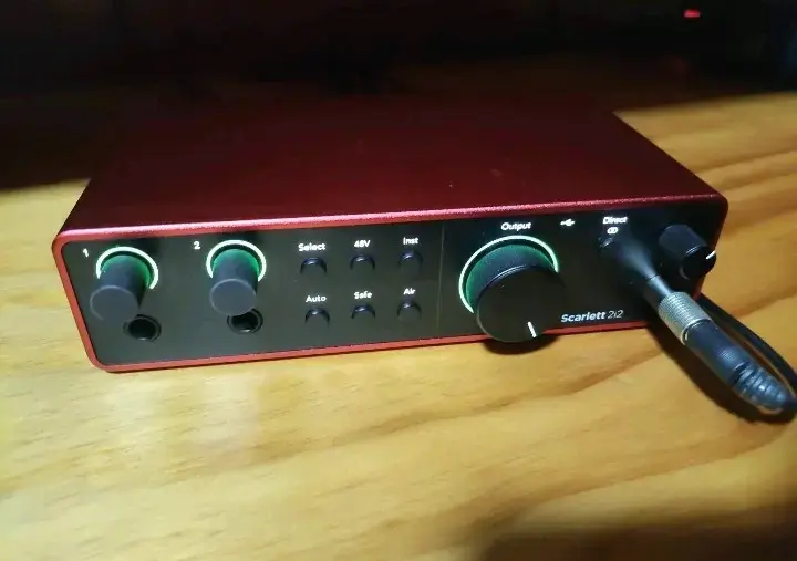 Interfaz focusrite 2i2 4ta gen - 1