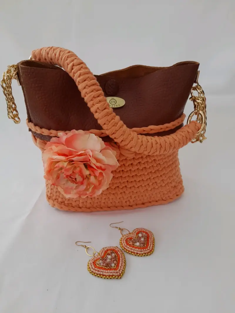 Bolso de mano tejido con accesorios florales - 1