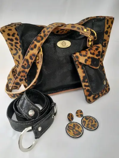 Bolso de mano tejido con accesorios florales - miniatura 2