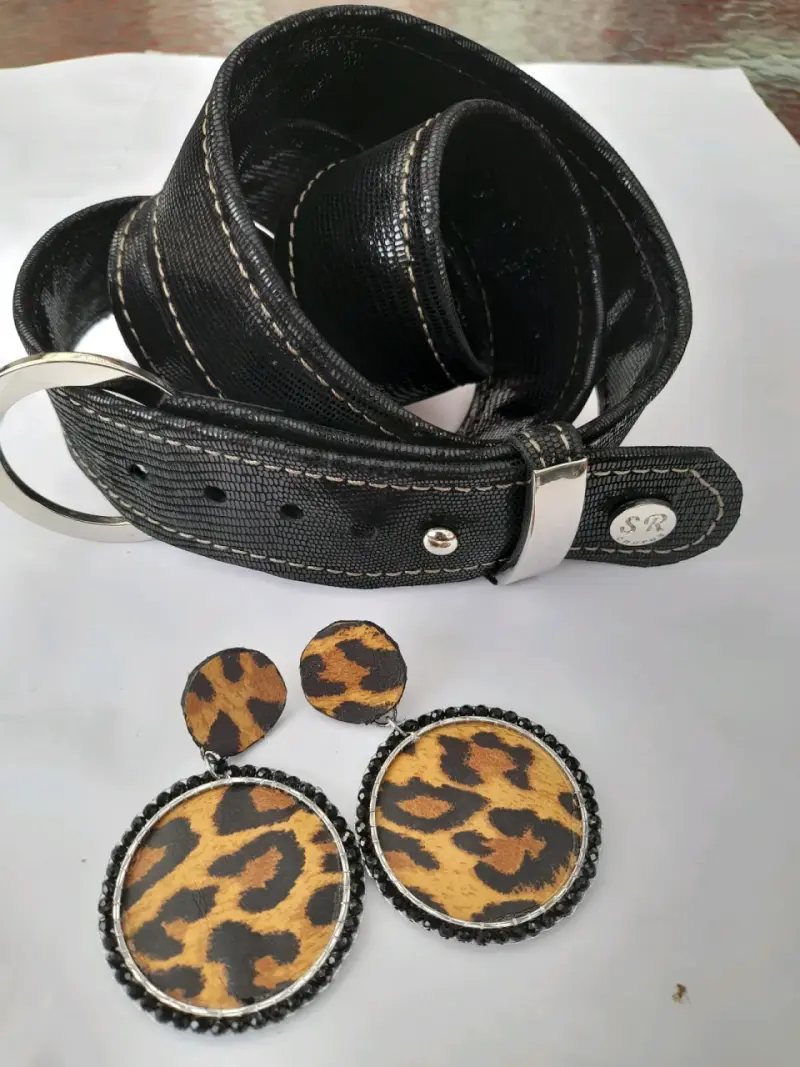 Bolso de mano tejido con accesorios florales - 3