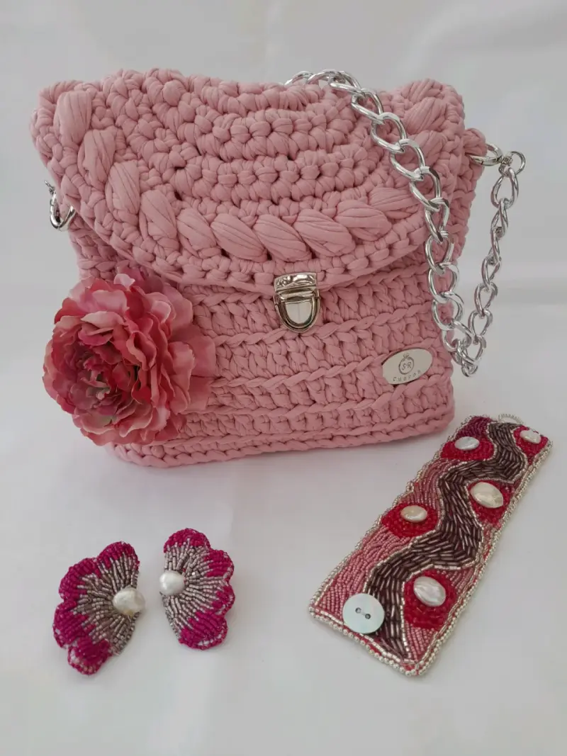 Bolso de mano tejido con accesorios florales - 4