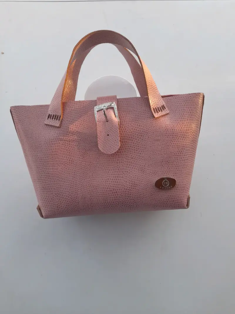 Bolso de mano tejido con accesorios florales - 6