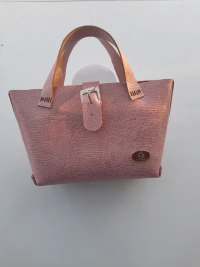 Bolso de mano tejido con accesorios florales - miniatura 6
