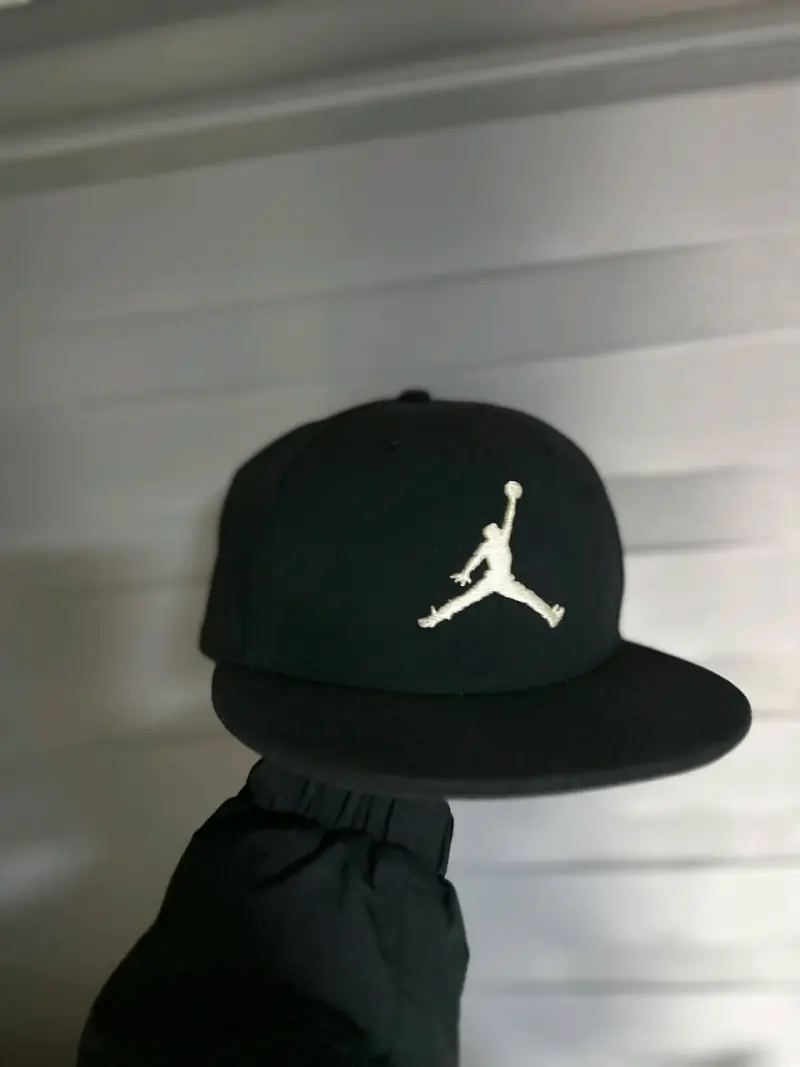 Gorra Jordan negra original, en buen estado - 4