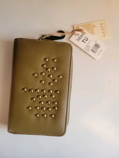 Billetera de cuero sintético con tachas doradas - miniatura 1