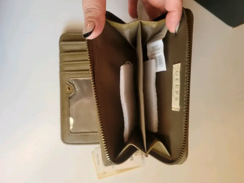 Billetera de cuero sintético con tachas doradas - 2
