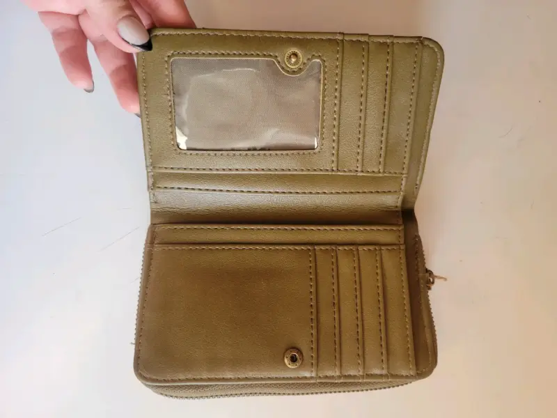 Billetera de cuero sintético con tachas doradas - 3