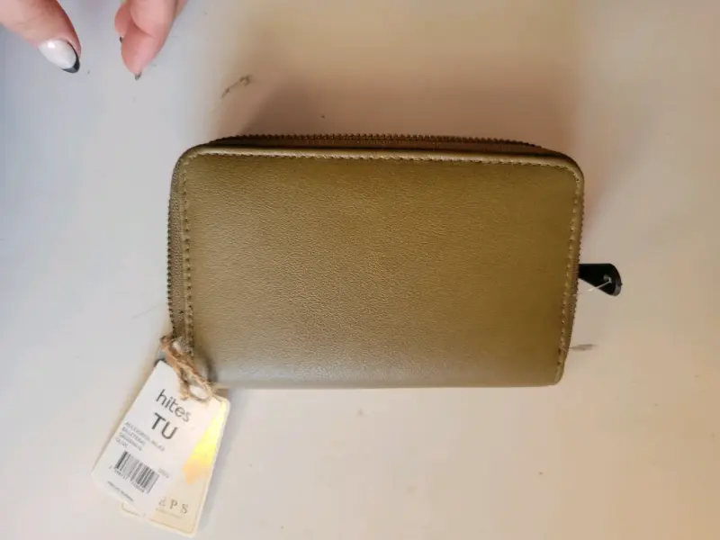 Billetera de cuero sintético con tachas doradas - 4