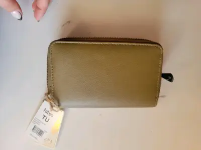 Billetera de cuero sintético con tachas doradas - miniatura 4
