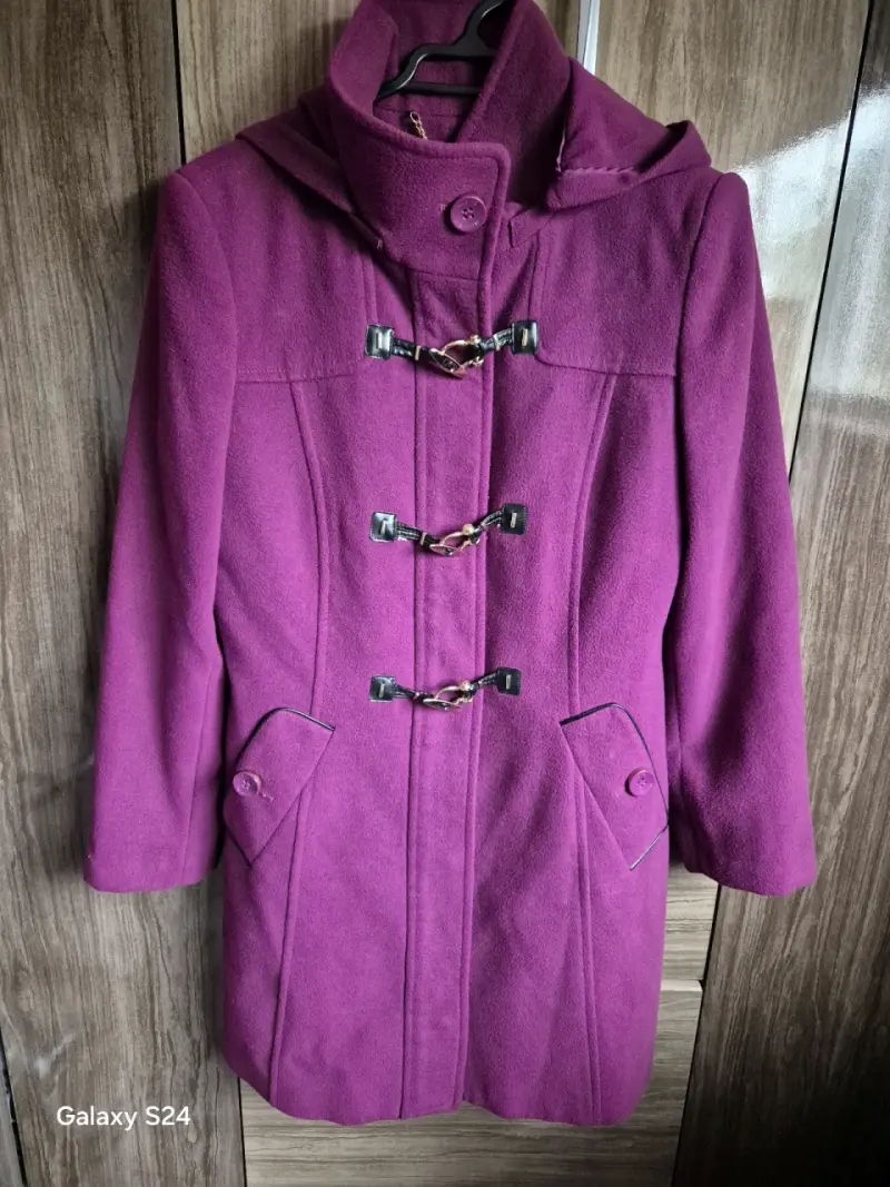 Abrigo morado con capucha y cierre de hebillas - 1