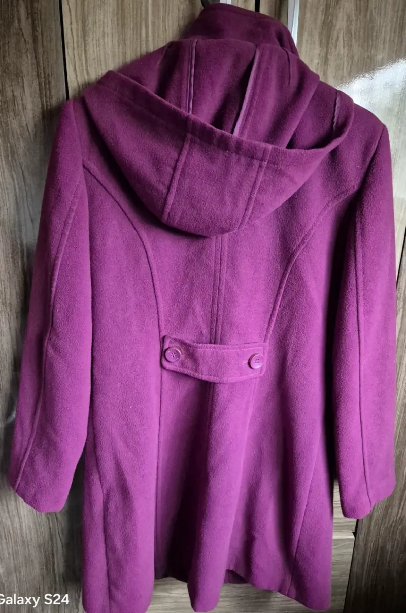 Abrigo morado con capucha y cierre de hebillas - 2