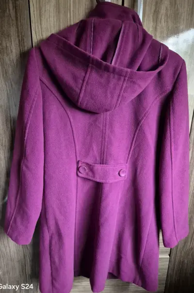 Abrigo morado con capucha y cierre de hebillas - miniatura 2
