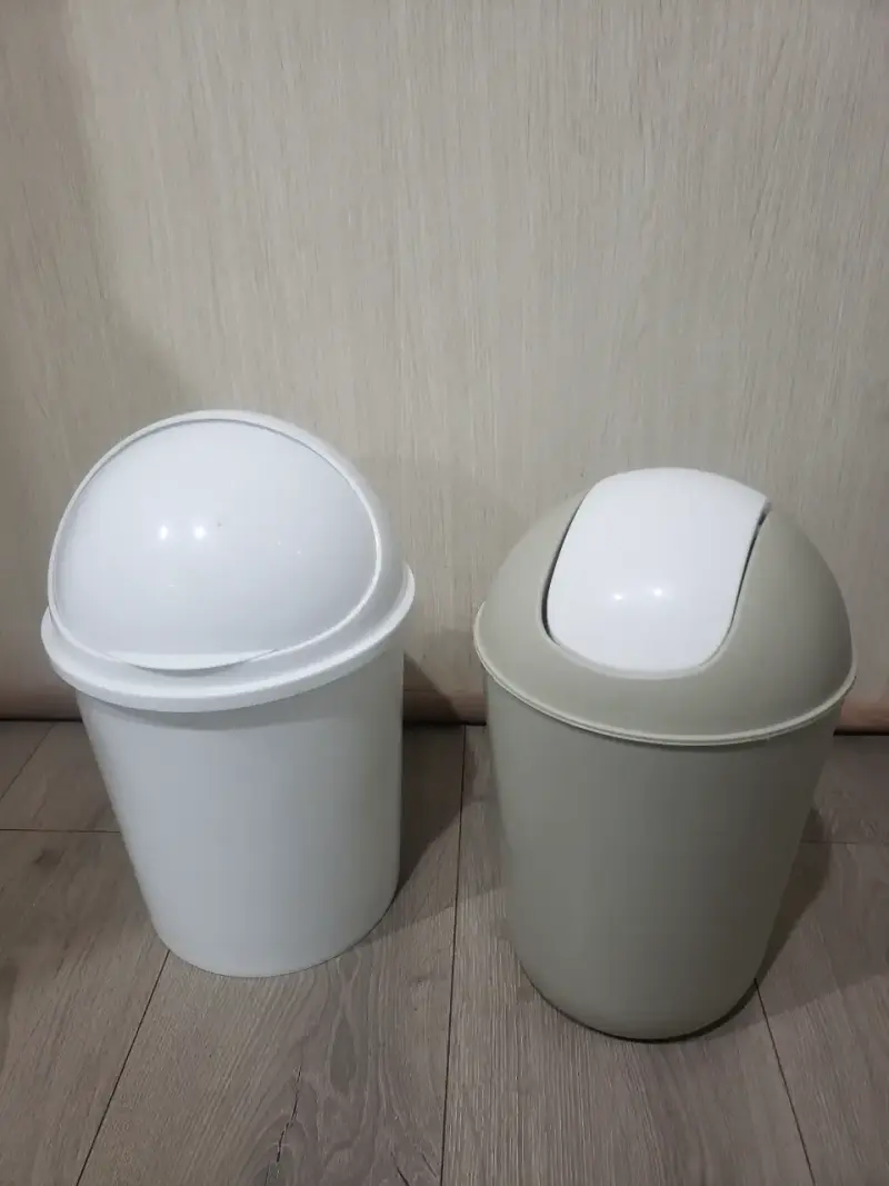 Set de basureros plásticos con tapa abatible