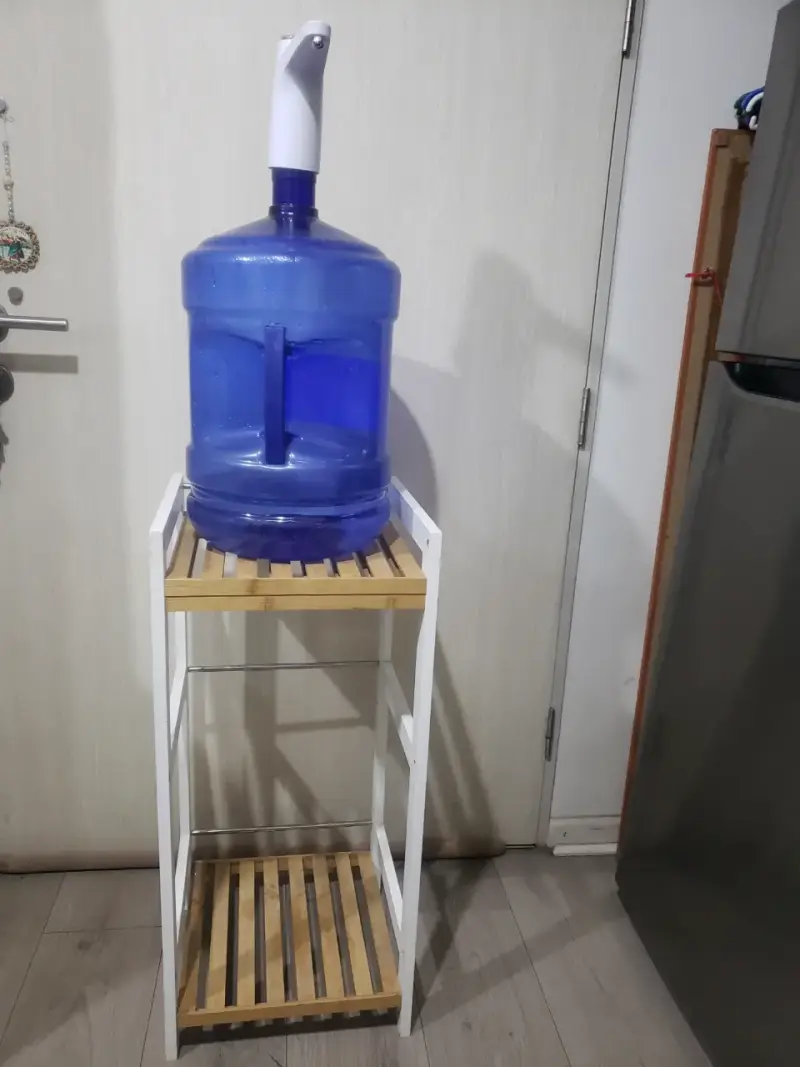 Dispensador de agua con soporte de madera
