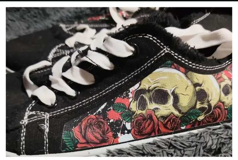 Zapatillas con diseño de calaveras y rosas