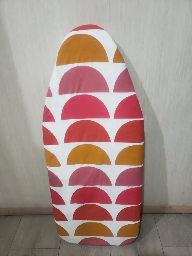 tabla de planchar con diseño geométrico