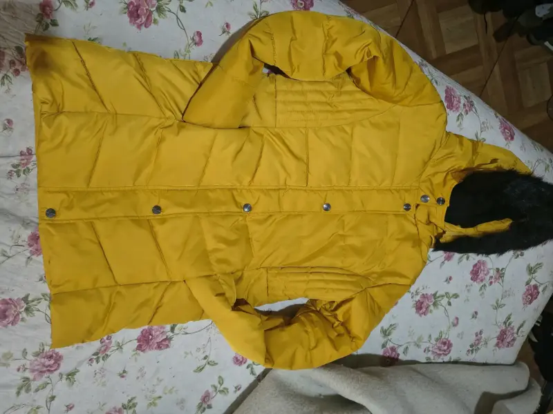 Chaqueta amarilla con forro de piel sintética - 4