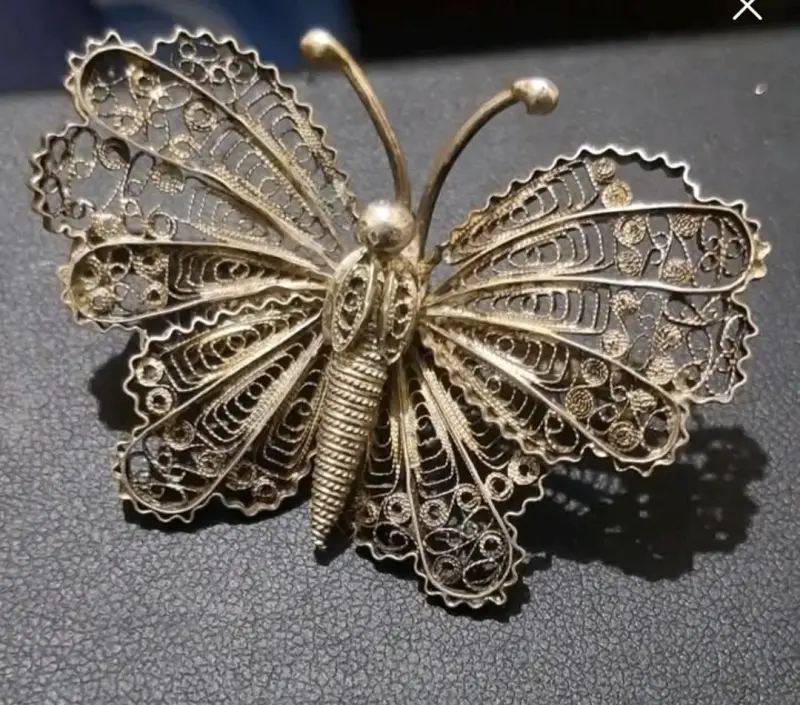 Broche de mariposa en filigrana de plata