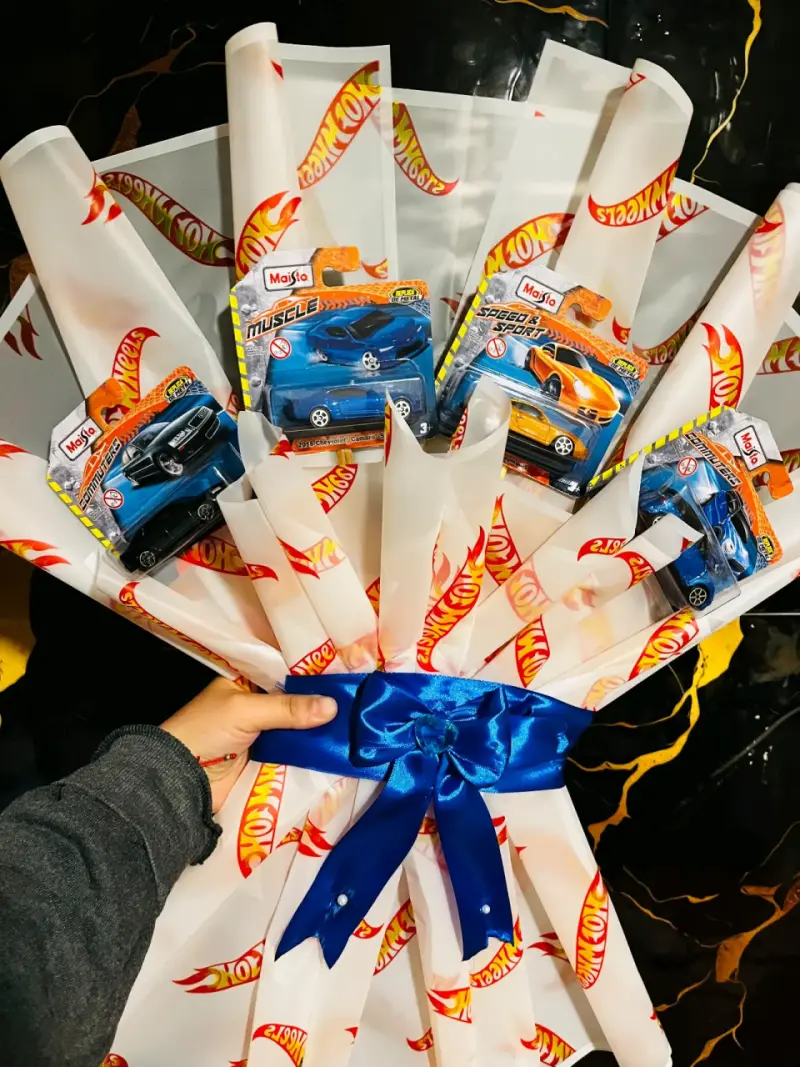 Ramo de autos Hot Wheels y Maisto