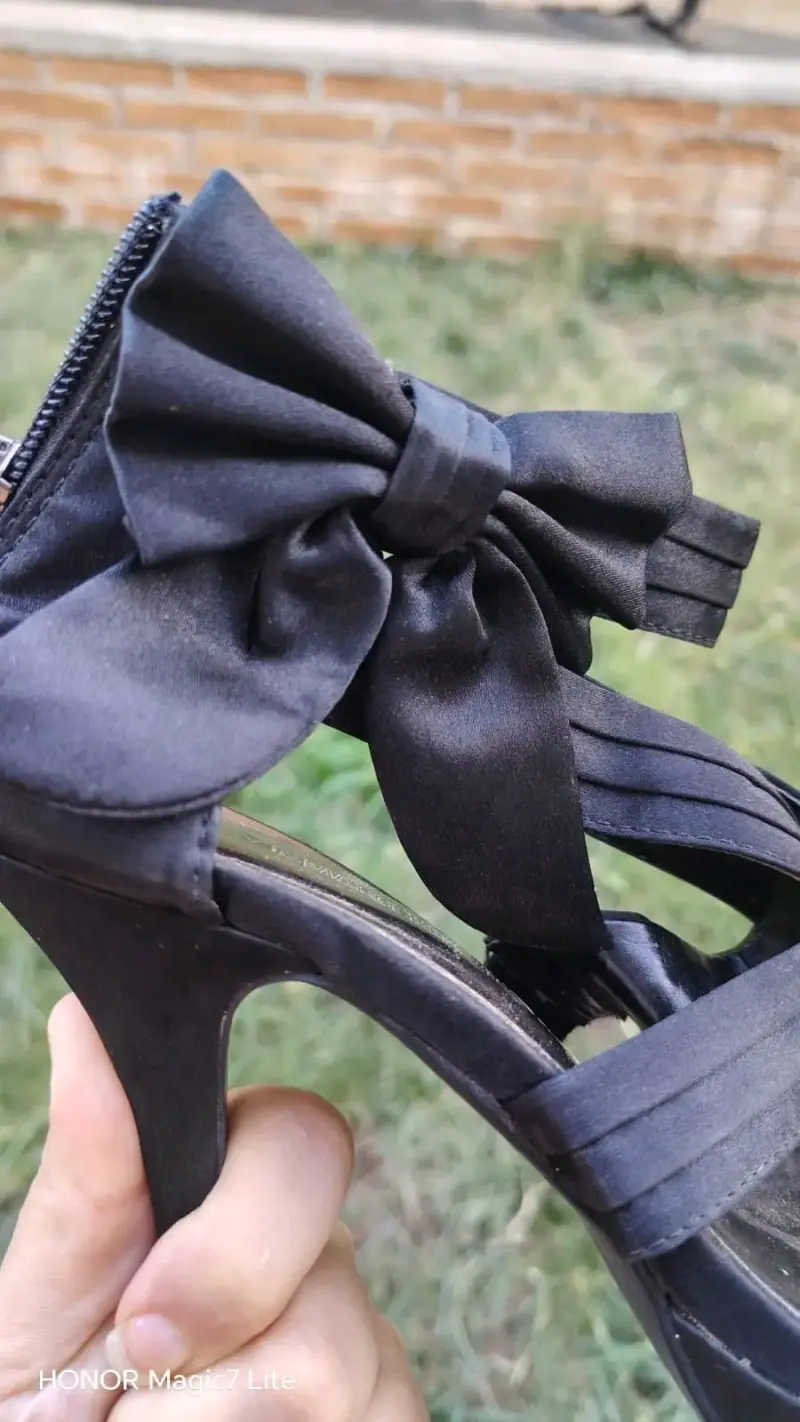 Zapatos de tacón alto negros con lazo