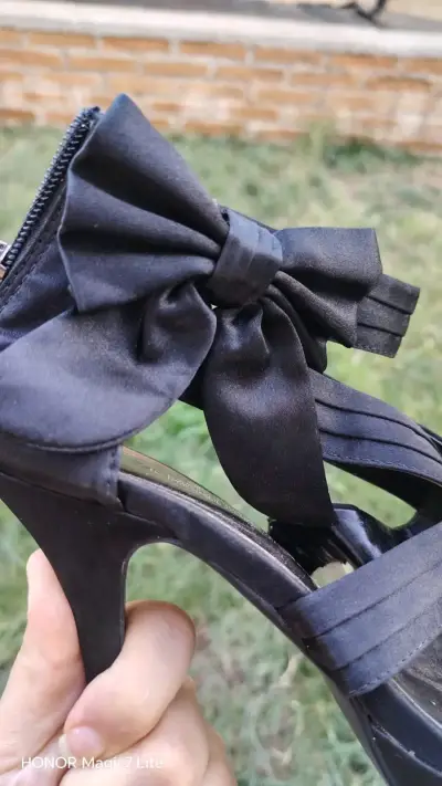 Zapatos de tacón alto negros con lazo - miniatura 1