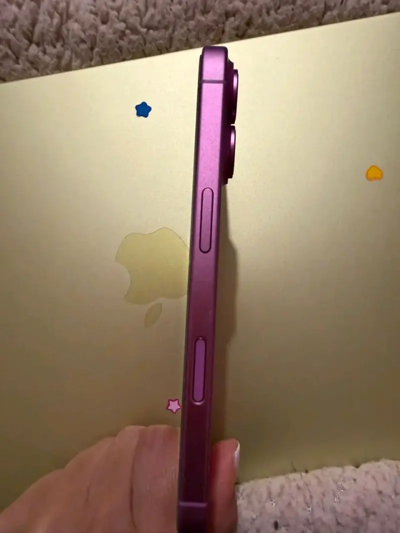 iPhone 16 en color púrpura en buen estado - 3