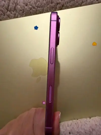 iPhone 16 en color púrpura en buen estado - miniatura 3