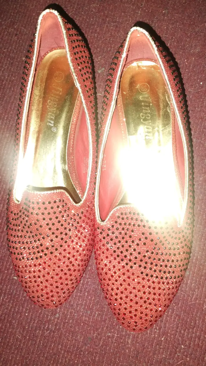 Zapatos planos fucsia con brillantes.