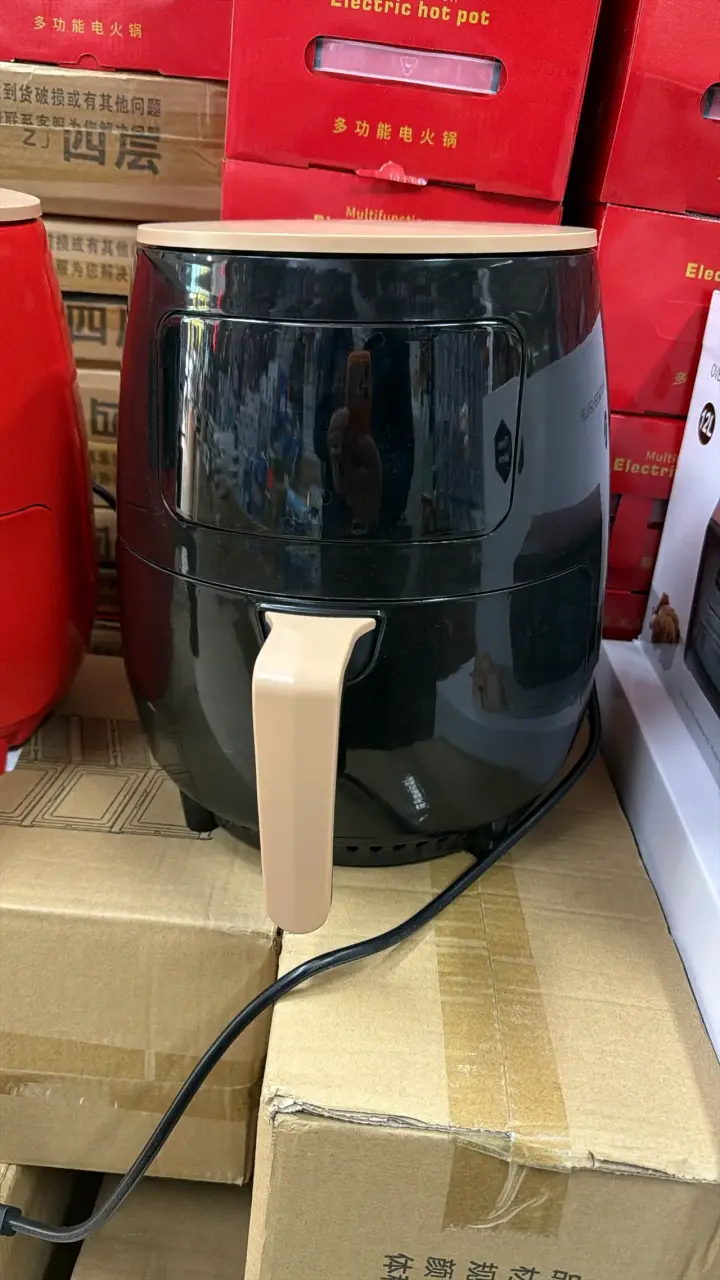 Freidora de Aire Negra con Mango Beige 6L