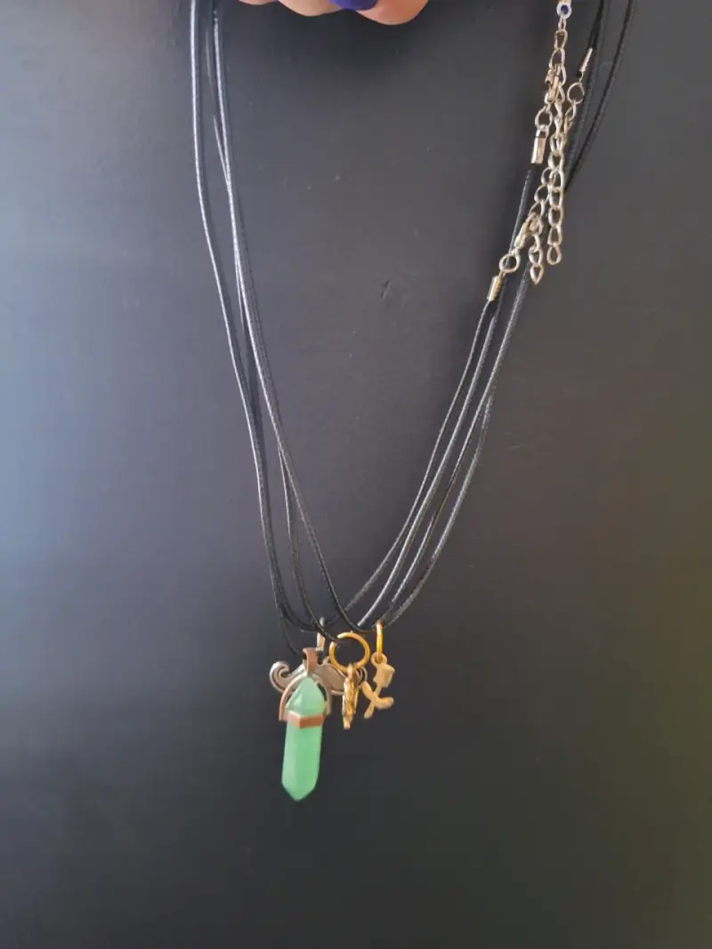 Collar con colgantes de cristal y metal - 4
