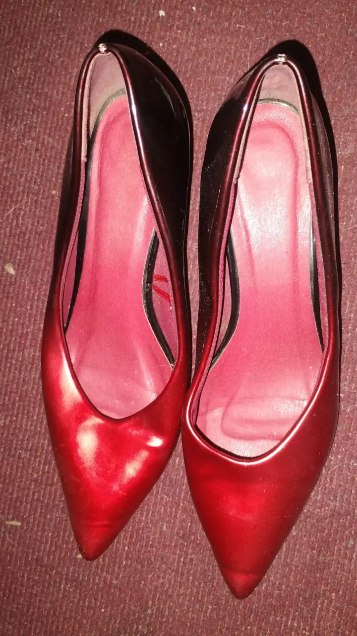 Zapatos de tacón rojos para mujer