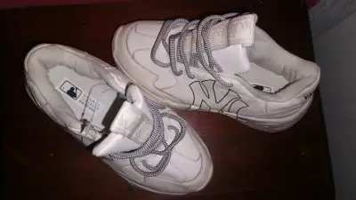 Zapatillas deportivas blancas con logo - miniatura 1