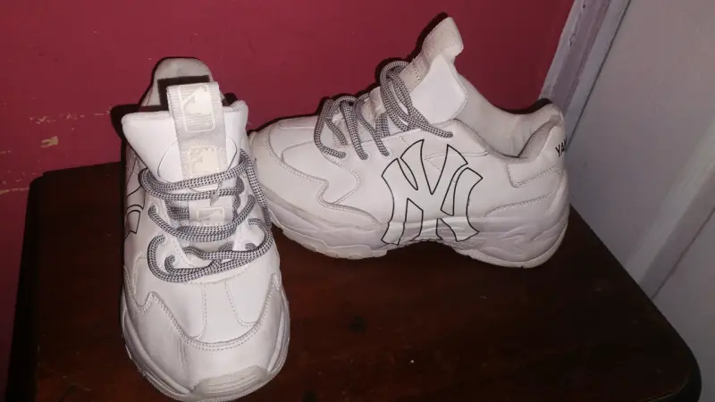 Zapatillas deportivas blancas con logo - 2