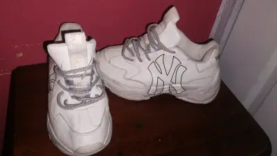 Zapatillas deportivas blancas con logo - miniatura 2
